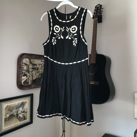 Free People Dresses & Skirts - Free People Birds of a Feather embroidered dress